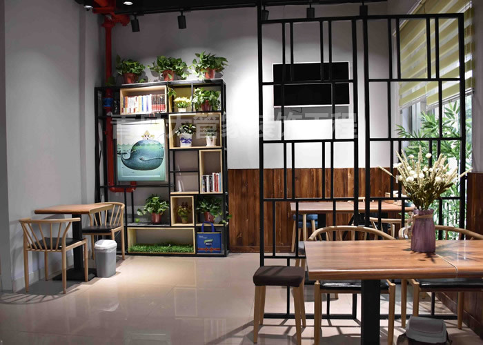 青岛大管家装饰将不同材质比例相互结合，打造简餐、休闲打卡的有温度的“家”概念用餐空间。