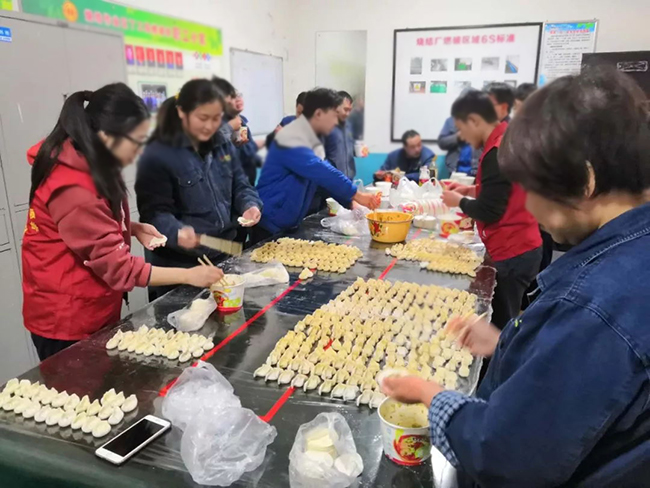 吃着热乎乎的饺子，青岛家装公司施工人员纷纷竖起了大拇指。